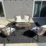 Stylish & Cozy Retreat In The Heart Of La
